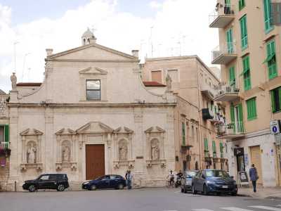 Usciamo e continuiamo a camminare verso quello che era l'istmo della penisola. Di fatto siamo alla fine di corso Dante, che "muore" dinanzi alla facciata della chiesa del Purgatorio. Lo stabile, in stile tardorinascimentale, fu consacrato nel 1667 e presenta nella parte bassa le sculture di quattro santi: Pietro, Stefano, Paolo e Lorenzo
